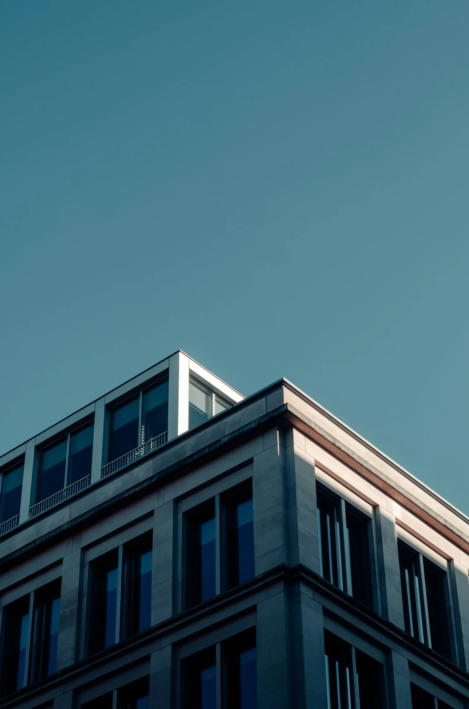 Façade architecturale sur fond de ciel bleu